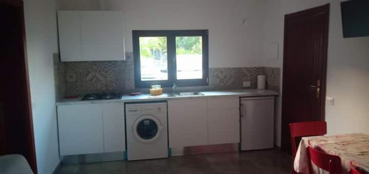 uma cozinha com uma máquina de lavar roupa e uma janela em Vigna Sul Mare em Marina Palmense