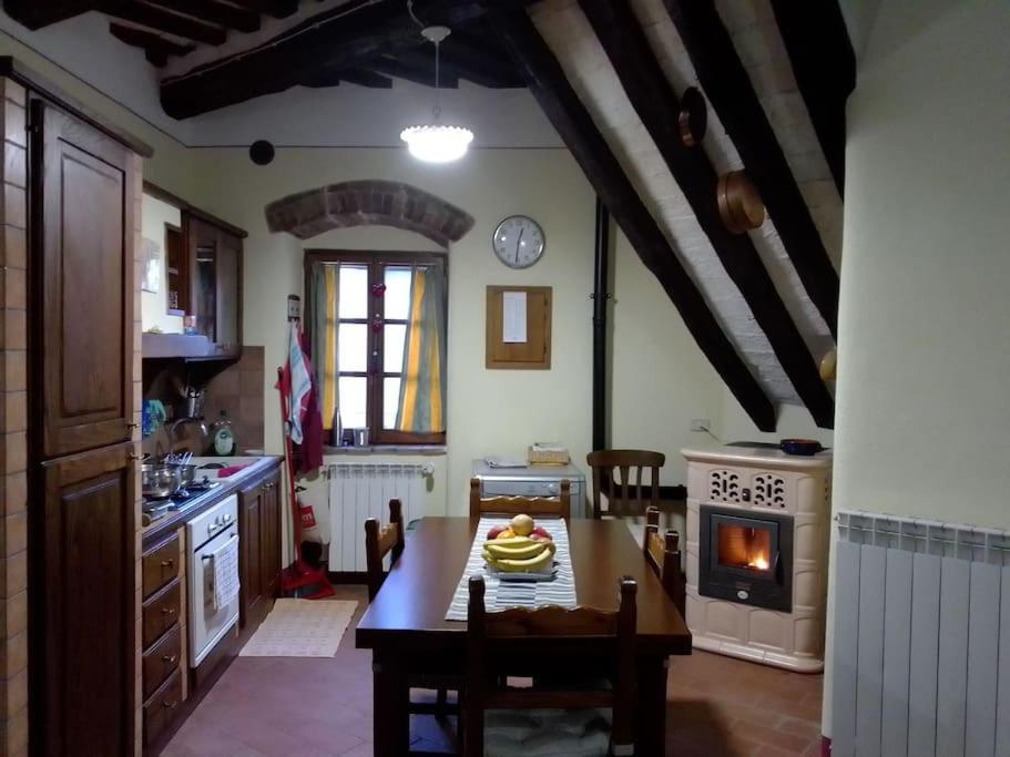Il comprend une cuisine équipée d'une table et d'une cuisinière. dans l'établissement Borgo medievale Arcidosso, à Arcidosso