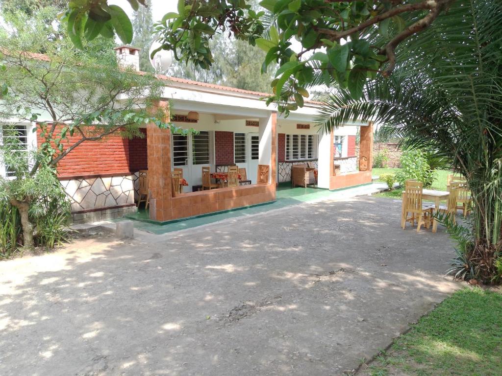 uma casa com um alpendre e um pátio em COLIBRI TAVERNE Gisenyi em Gisenyi
