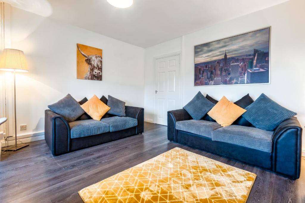 una sala de estar con 2 sofás y una alfombra en Balloch House -Spacious 3 bed house with on street parking, en Kirk of Shotts