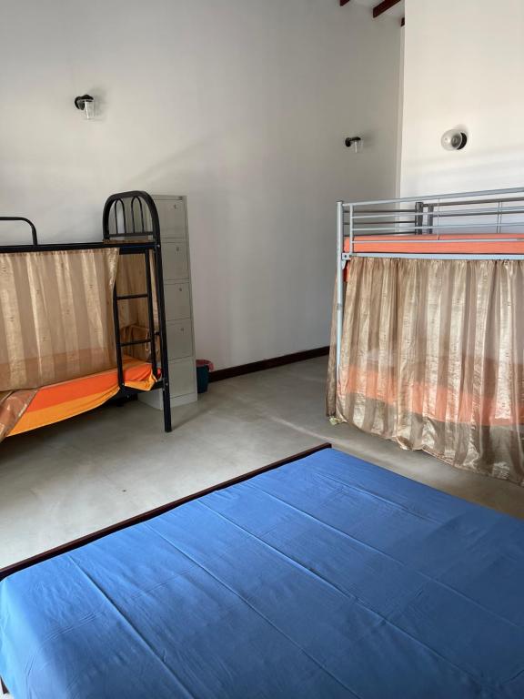 Postel nebo postele na pokoji v ubytování Sea Sands Beach Hostel