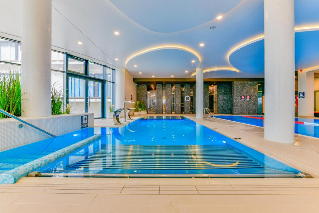 Bazén v ubytovaní POLANKI AQUA Apartamenty PREMIUM - w cenie nielimitowany dostęp do strefy Aqua alebo v jeho blízkosti