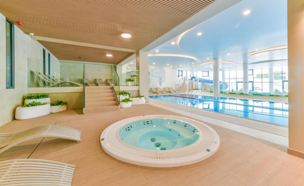 Bazén v ubytovaní POLANKI AQUA Apartamenty PREMIUM - w cenie nielimitowany dostęp do strefy Aqua alebo v jeho blízkosti