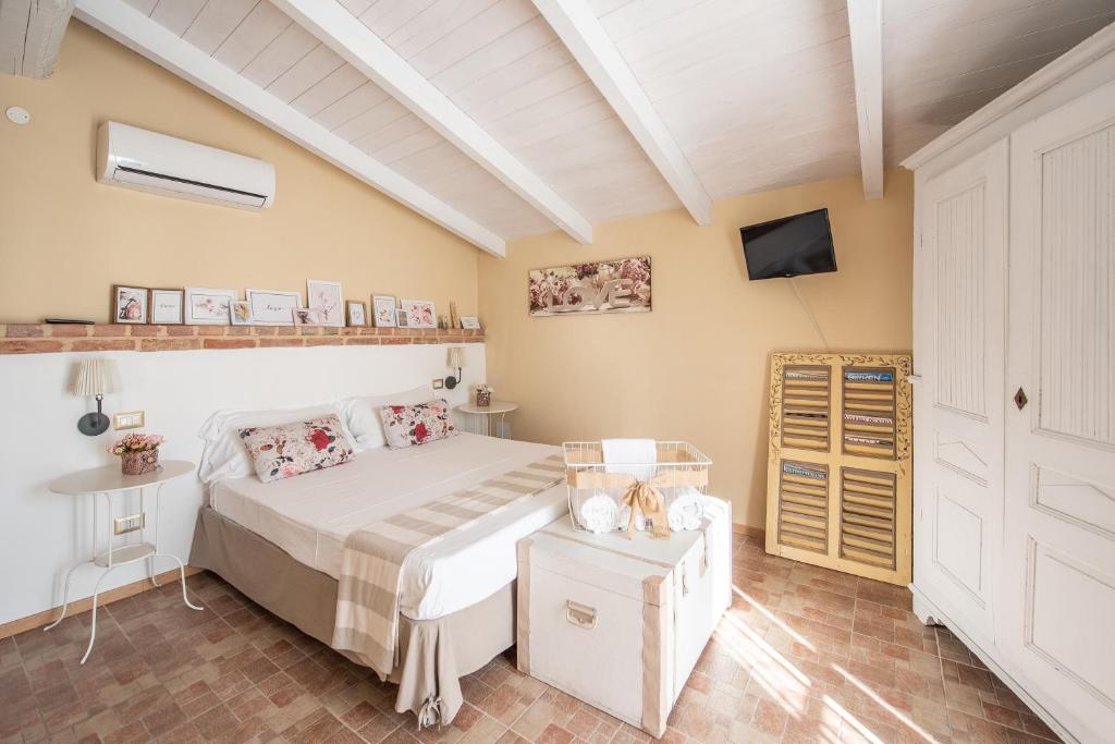 een slaapkamer met een bed en een tv in een kamer bij Barbera's Home in Camino
