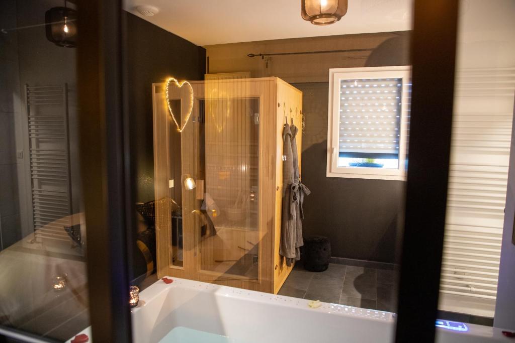 ein Badezimmer mit einer Dusche und einer weißen Badewanne in der Unterkunft LOVER'S ROOM OR in Verton