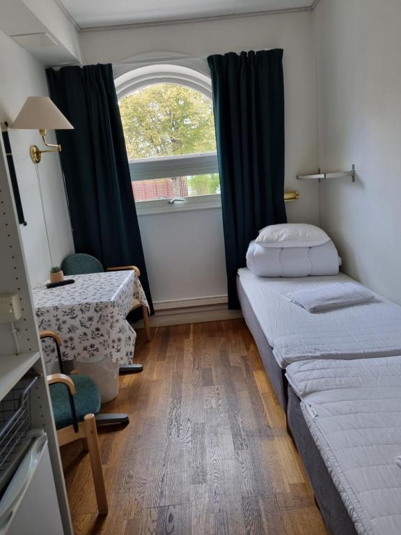 Postel nebo postele na pokoji v ubytování Torget Vandrarhem