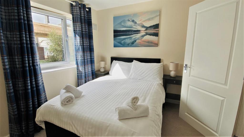 una camera da letto con un letto con due cuori sopra di Broad Gauge Apartments a Wolverhampton