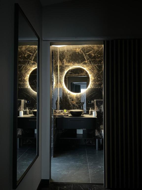 La salle de bains est pourvue d'un lavabo et d'un miroir. dans l'établissement Luxury villa with breathtaking view & hot tub, middle of Golden Circle , Smart home lights & electronics for comfort, à Reykholt