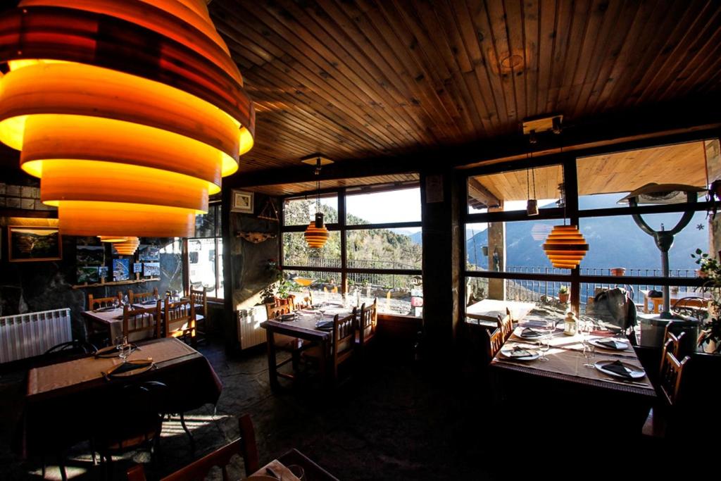 Restaurace v ubytování Balcon del Pirineo Rural Ordesa