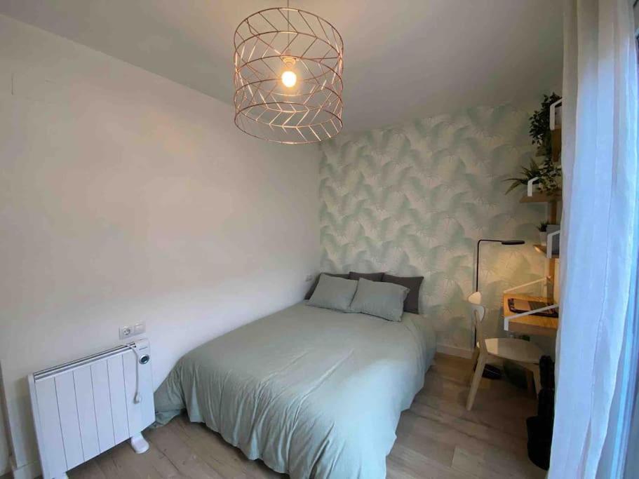 A bed or beds in a room at Apartamento recién reformado dos plantas