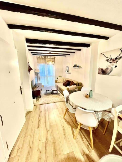 A seating area at Apartamento recién reformado dos plantas