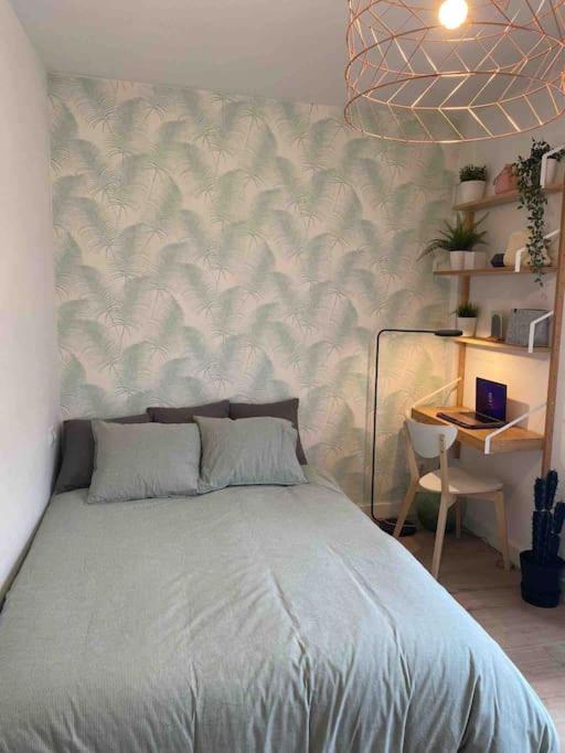 A bed or beds in a room at Apartamento recién reformado dos plantas