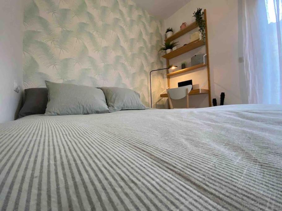 A bed or beds in a room at Apartamento recién reformado dos plantas