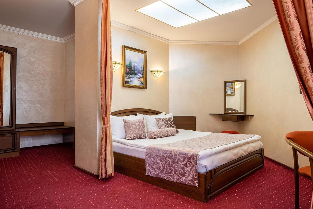 ein Hotelzimmer mit einem Bett und einem Fenster in der Unterkunft Edem Hotel Lviv in Lwiw