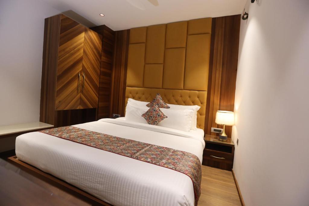 Postel nebo postele na pokoji v ubytování ROYAL LALIT Grand Hotel