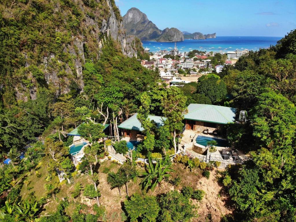 una vista aérea de un complejo en una montaña en El Nido Viewdeck Cottages, en El Nido