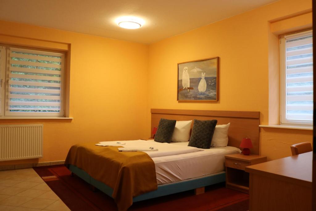 Postel nebo postele na pokoji v ubytování Waldhotel Harz Ilsenburg