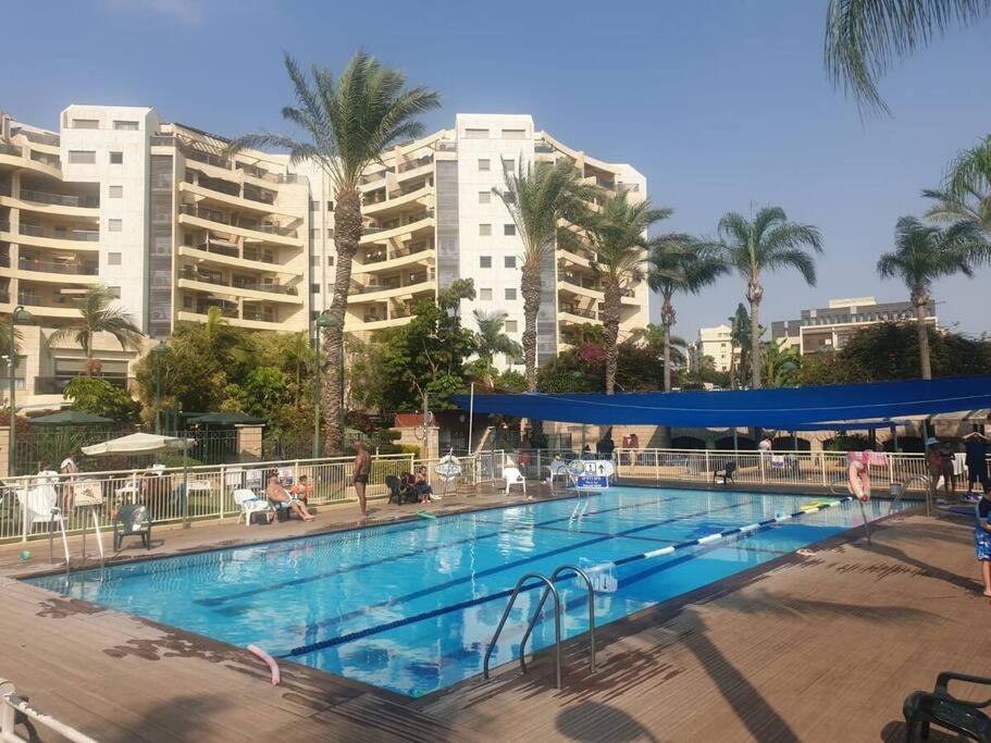 Het zwembad bij of vlak bij Ra'anana Family Duplex Penthouse with Pool & GYM