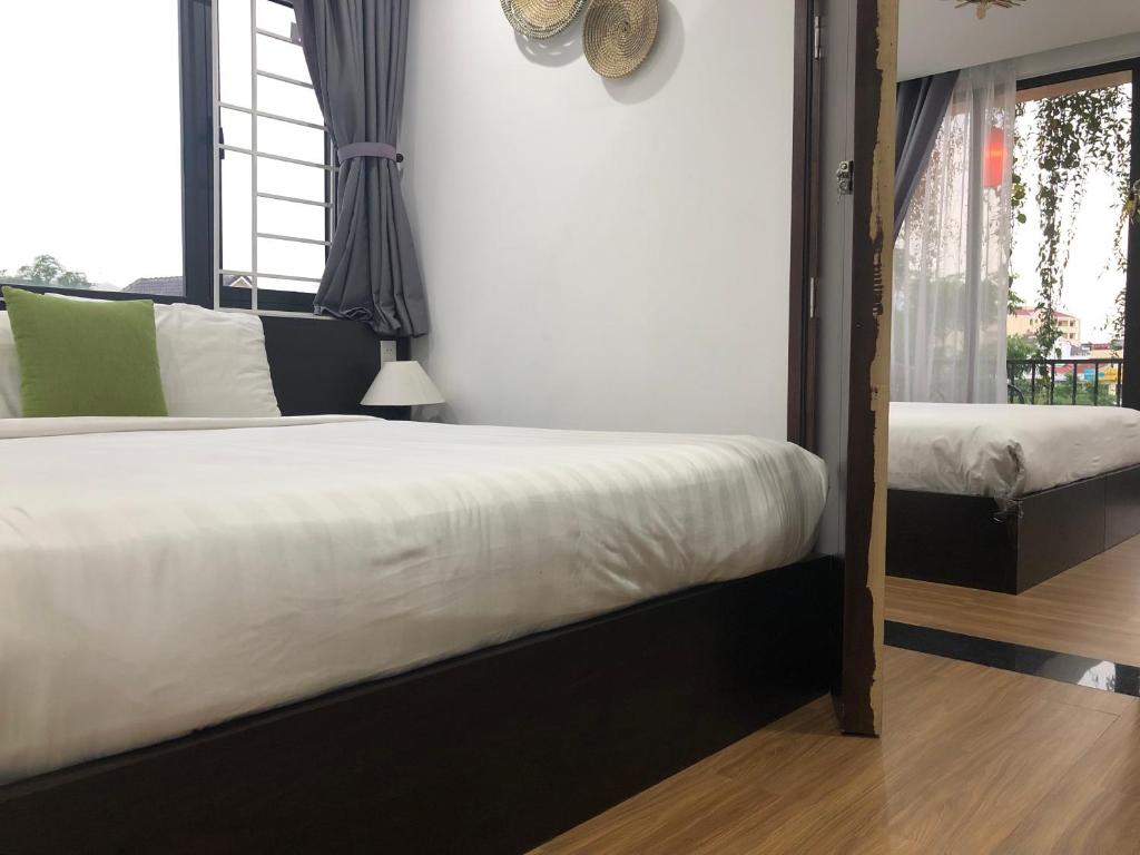 Postel nebo postele na pokoji v ubytování PHỐ CHỢ ĐÊM Villa - Near Hoi An Old Town 200m