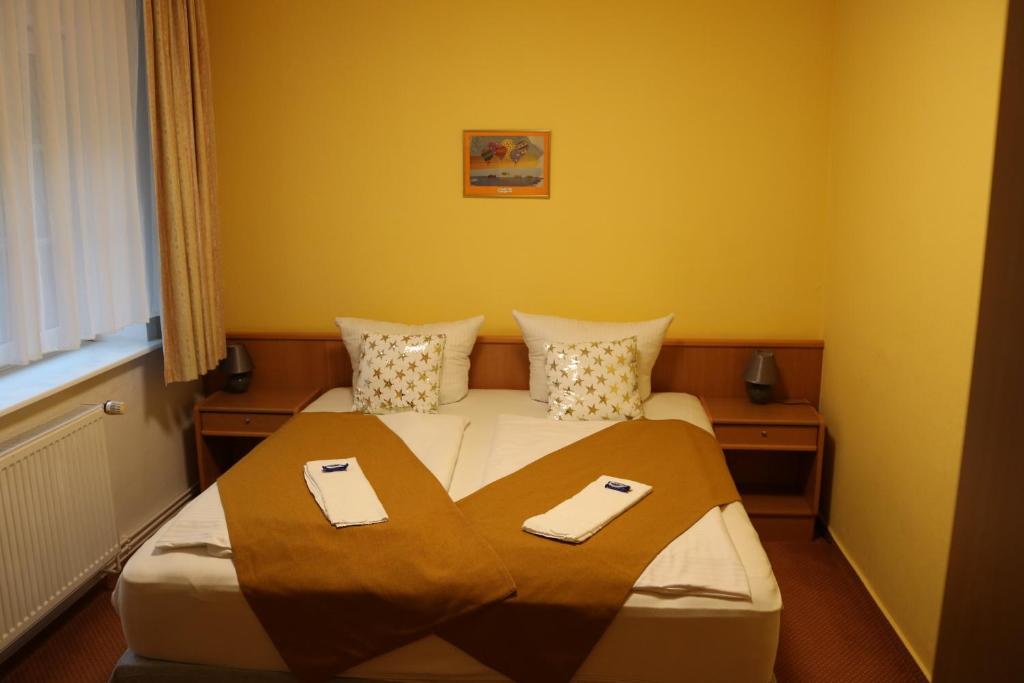 Postel nebo postele na pokoji v ubytování Waldhotel Harz Ilsenburg