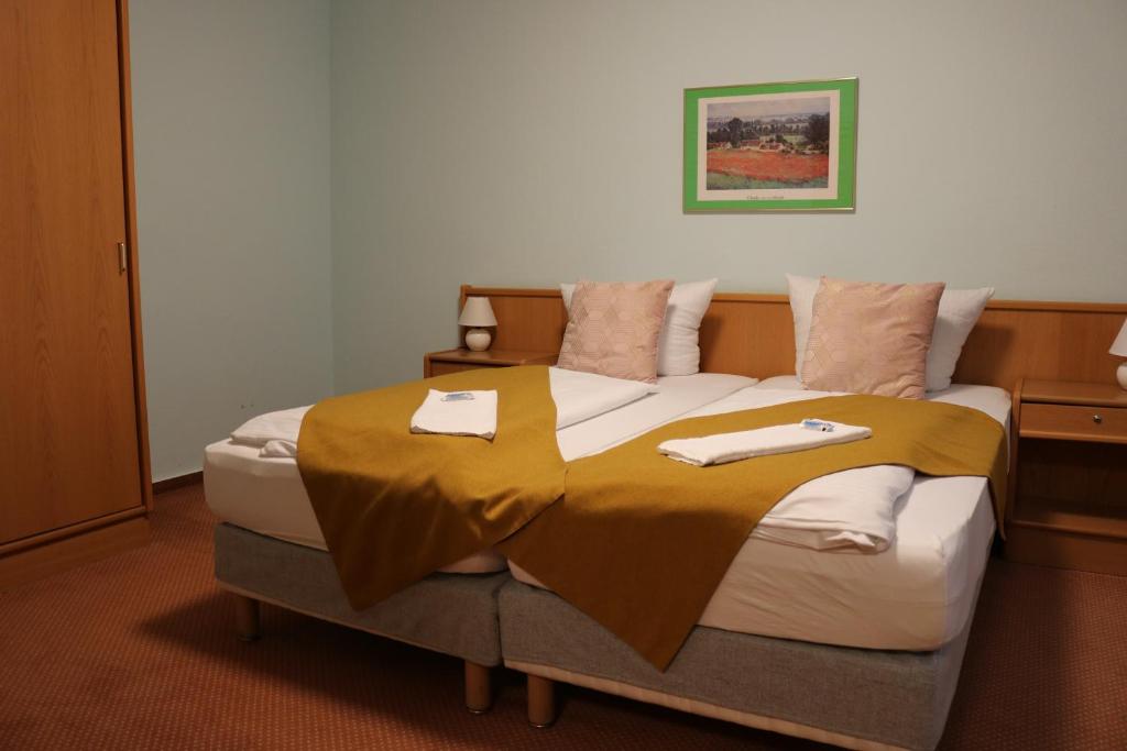 Postel nebo postele na pokoji v ubytování Waldhotel Harz Ilsenburg