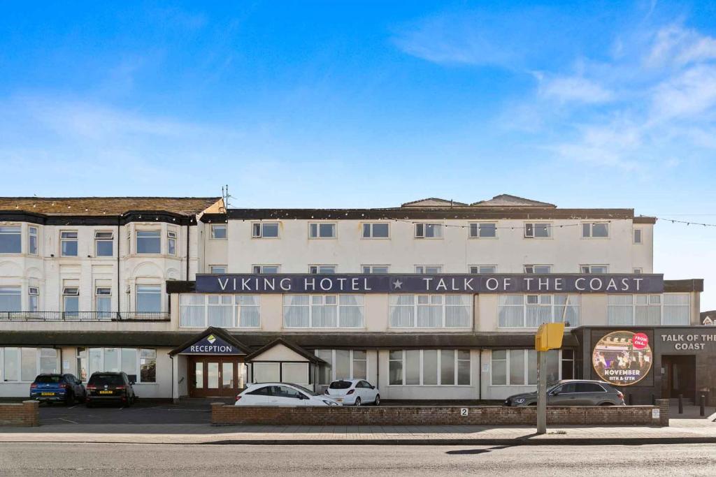 Viking Hotel - Adults Only في بلاكبول: مبنى عليه لافته تقرأ كلام فندق الجناح عن الساحل