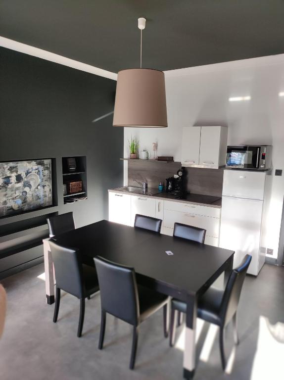 Kuchyň nebo kuchyňský kout v ubytování L'Amarante chambres d'hôtes OU gîte citadin