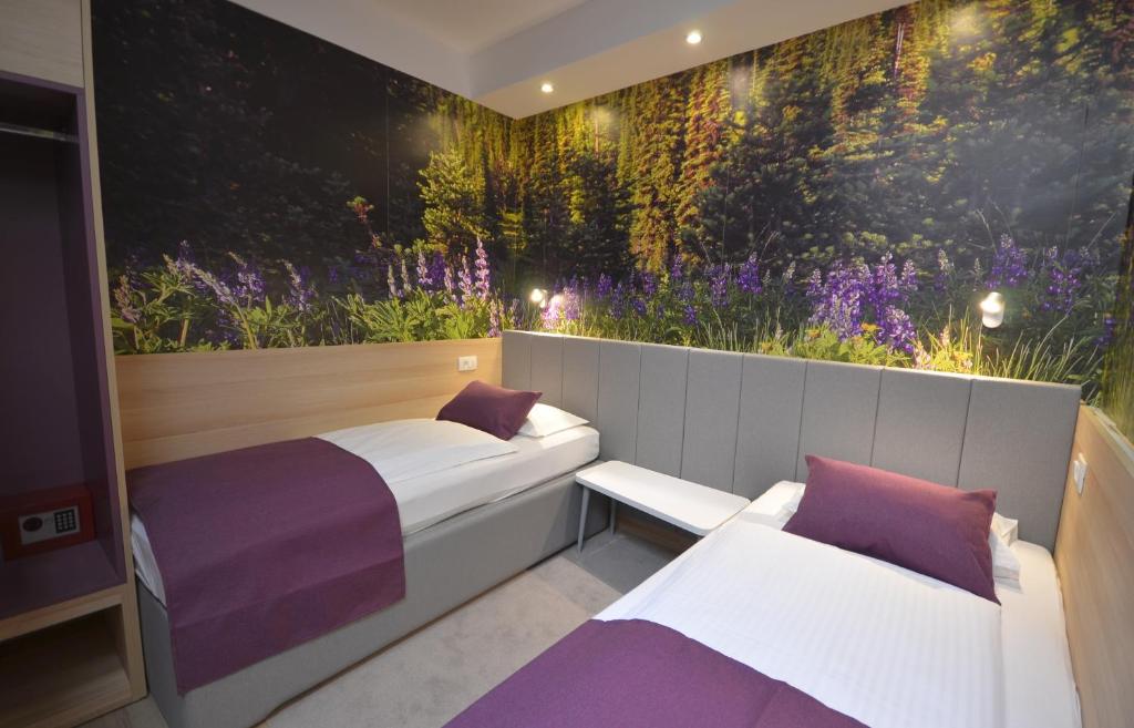 Postel nebo postele na pokoji v ubytování Hotel Emonec