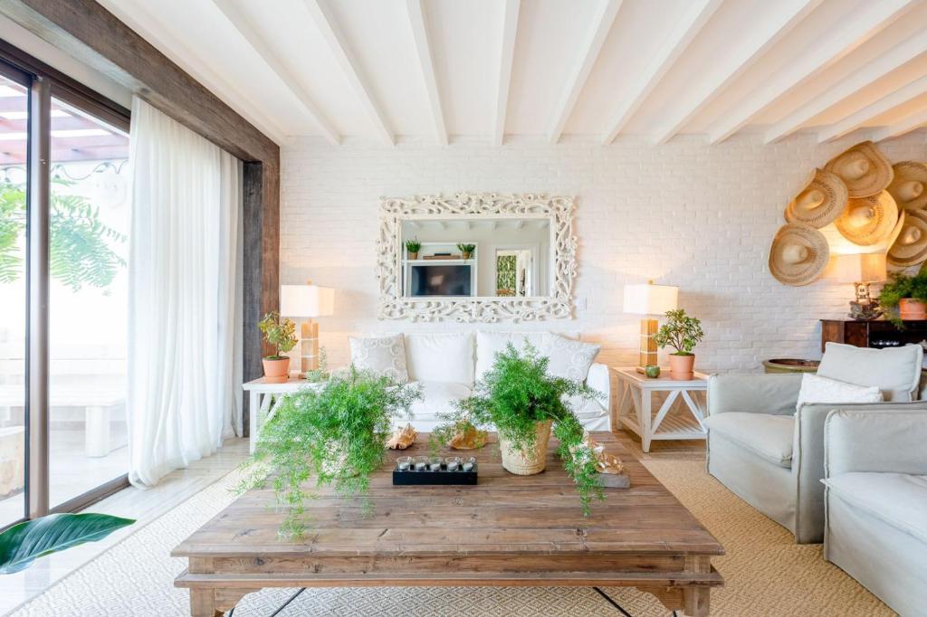 ein Wohnzimmer mit einem Tisch und einem Sofa in der Unterkunft classic but eccentric portillo 2BR apartment in Las Terrenas