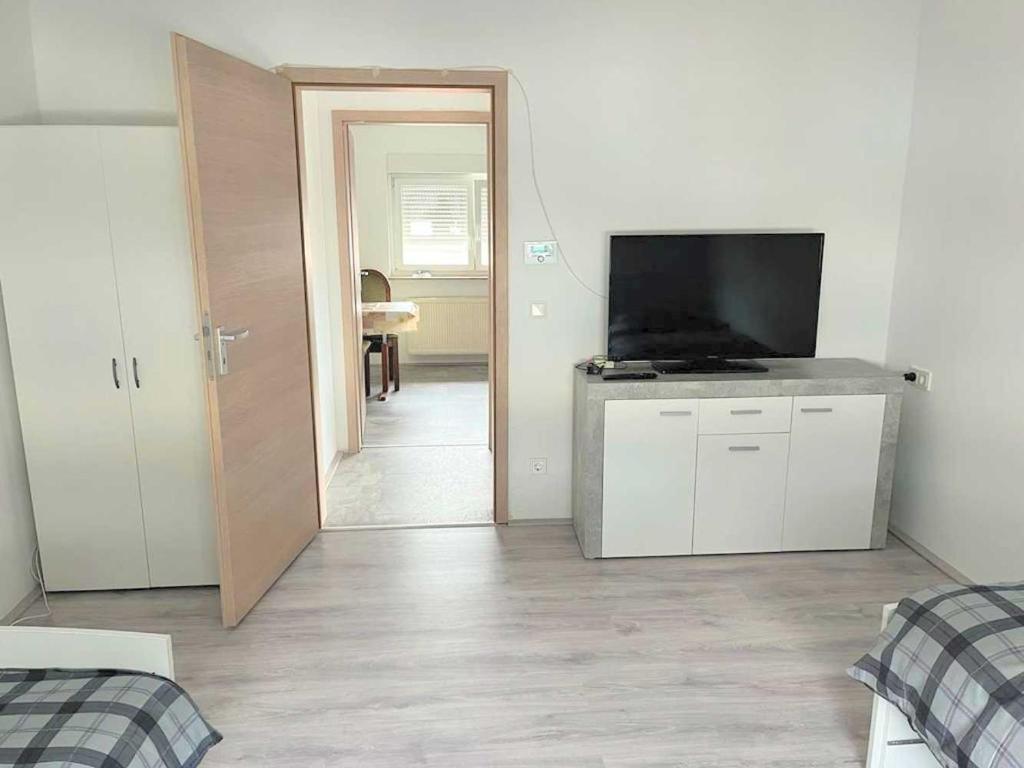 TV a/nebo společenská místnost v ubytování Zentrales Apartment in Leverkusen