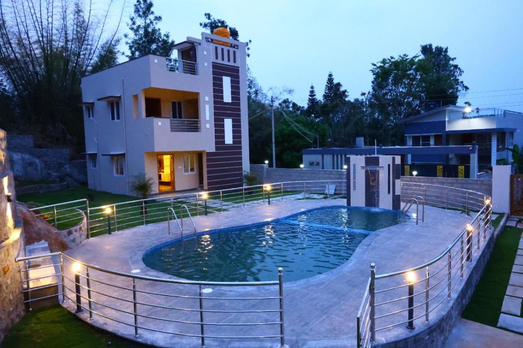 - une piscine dans l'arrière-cour d'une maison dans l'établissement The green pride resort, à Yelagiri