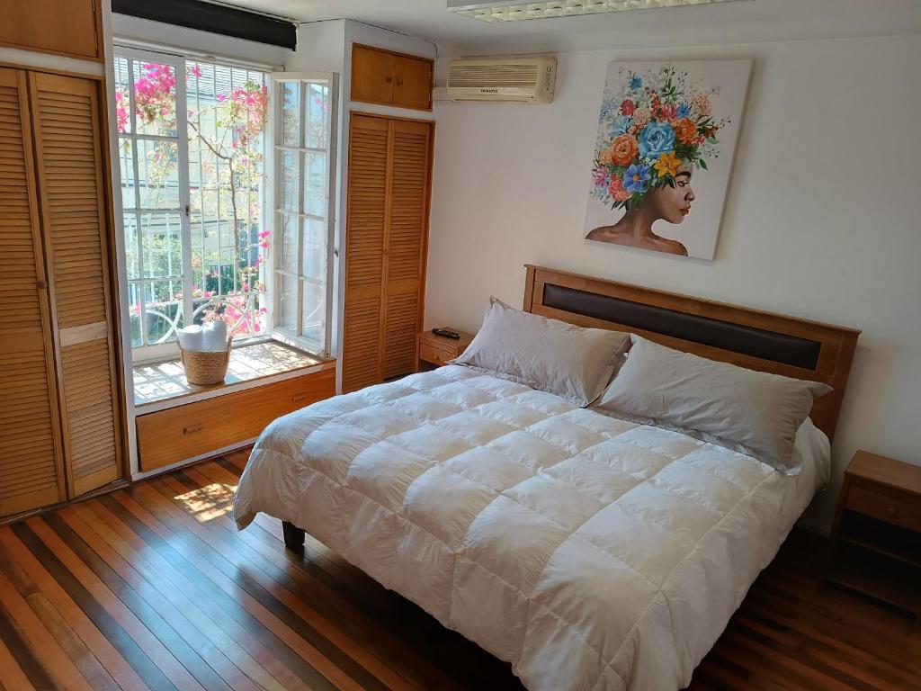 Casona Lorena في سانتياغو: غرفة نوم بسرير كبير ونافذة