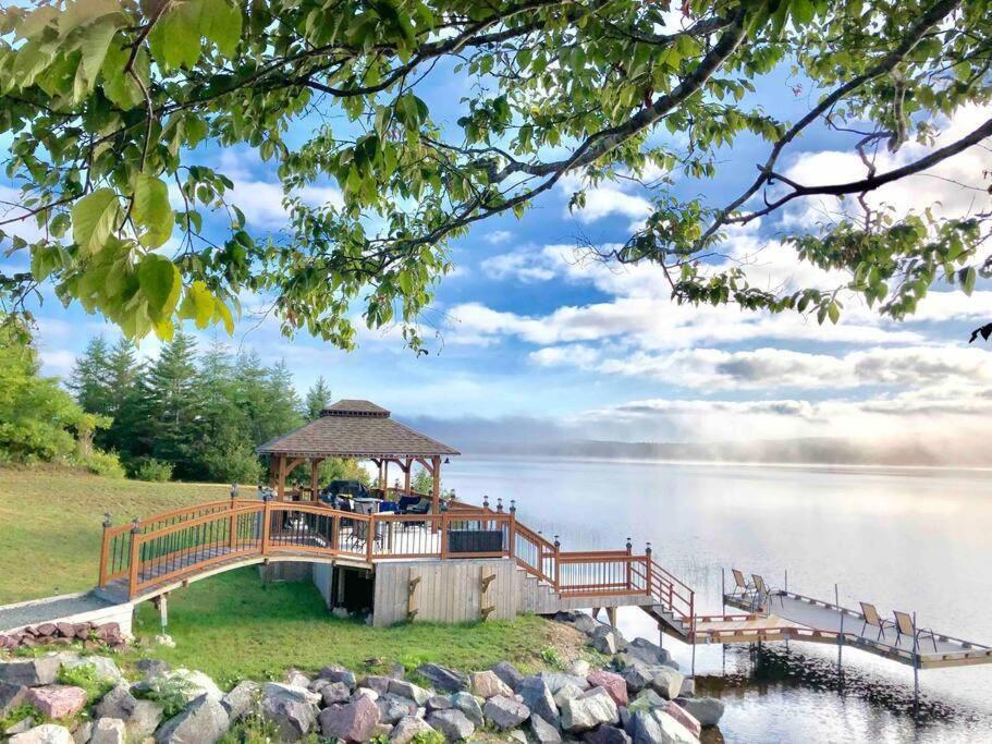 einen Pavillon am Ufer eines Sees in der Unterkunft The Cedar at Mira Riverfront Getaway in Marion Bridge