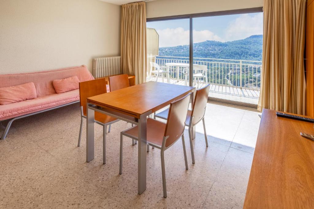 Can Fisa Hotel & Apartments - Quadruple Room With Terrace