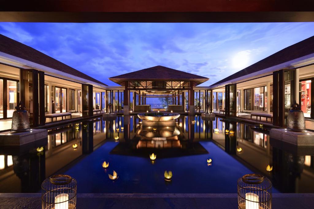 Hồ bơi trong/gần Banyan Tree Lang Co