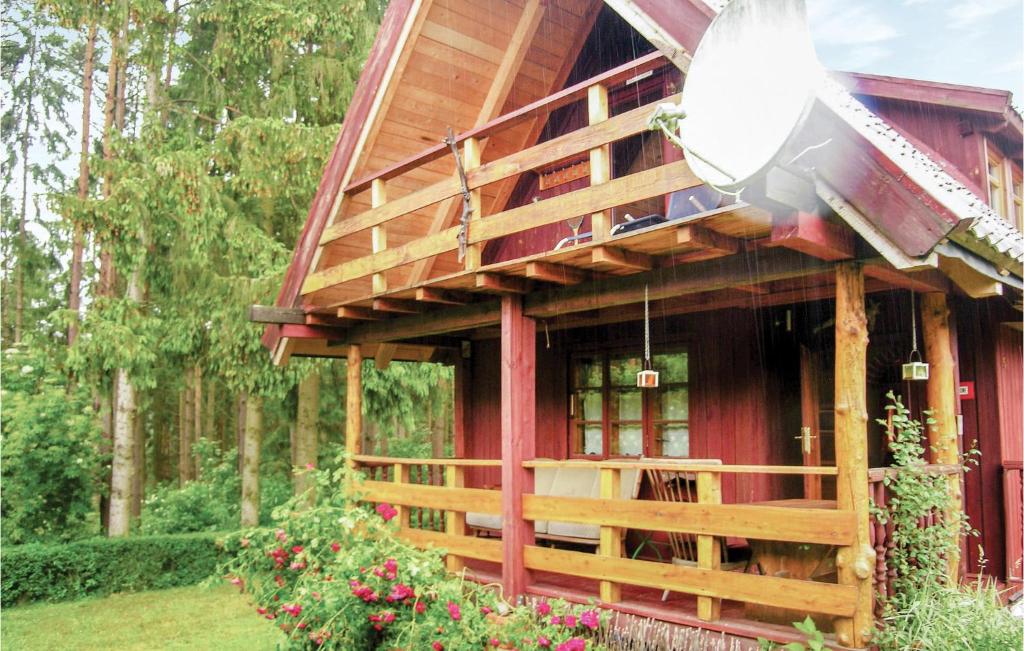 Una casa en el árbol con un balcón en el lateral. en Gorgeous Home In Lidzbark Warminski With Kitchen en Blanki