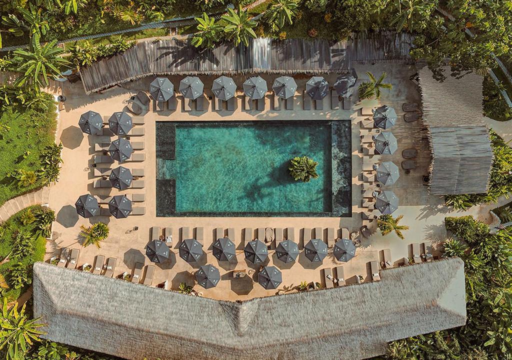 an overhead view of a swimming pool with chairs and a resort at Casa Candela in San Jerónimo