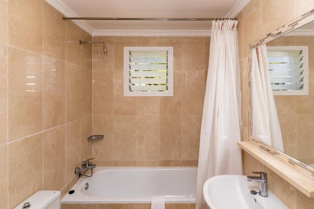 A bathroom at 3b Virgo