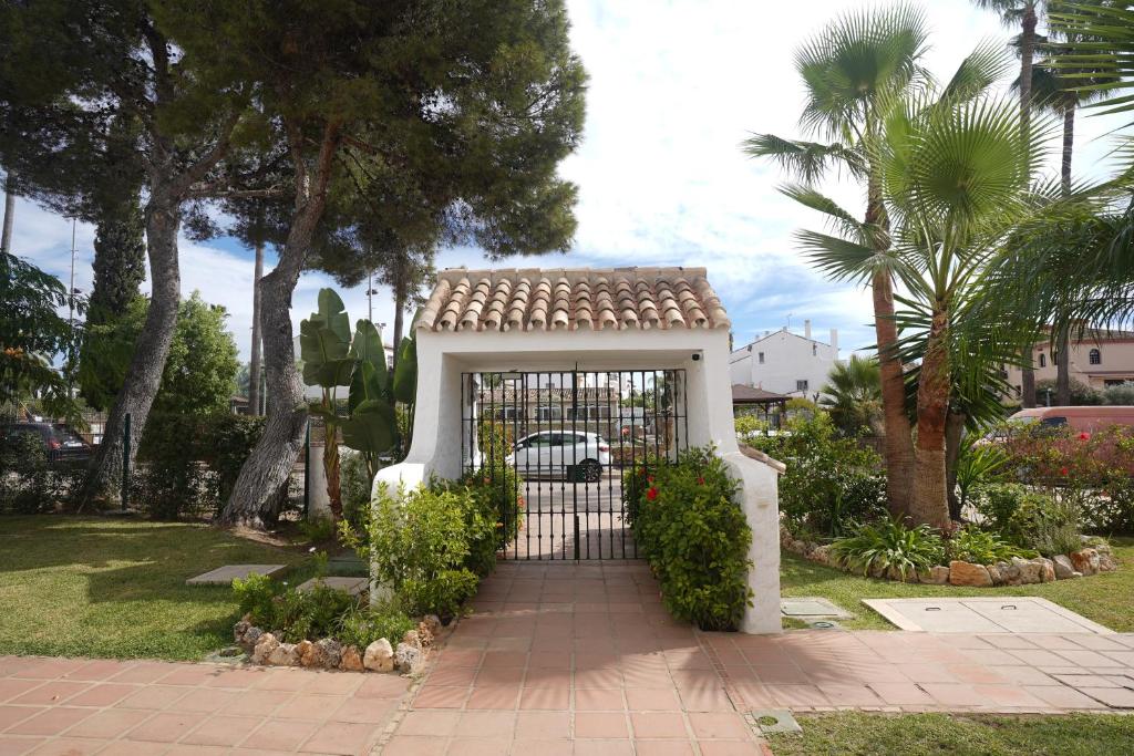 A garden outside 3b Virgo