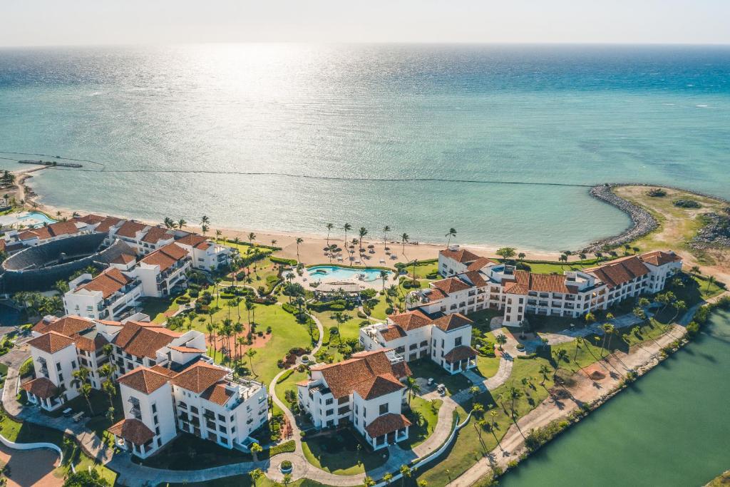 una vista aérea de un complejo junto al océano en Punta Palmera Beachfront Apartment, en Punta Cana