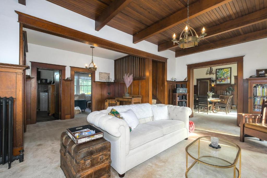 Unique And Spacious Farmhouse Stay In The Heart Of Washougal - Housity