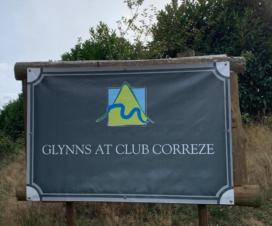 Certifikát, hodnocení, plakát nebo jiný dokument vystavený v ubytování Glynns at Club Correze