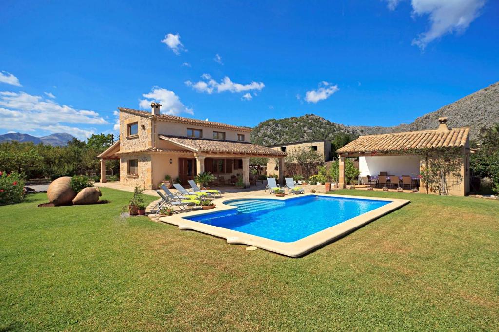 una casa con piscina en un patio en Elegant Pollensa Villa Private Gardens Villa Cal Beato La Font, en Pollensa