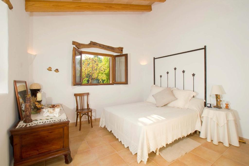 Postel nebo postele na pokoji v ubytování Elegant Pollensa Villa Private Gardens Villa Cal Beato La Font