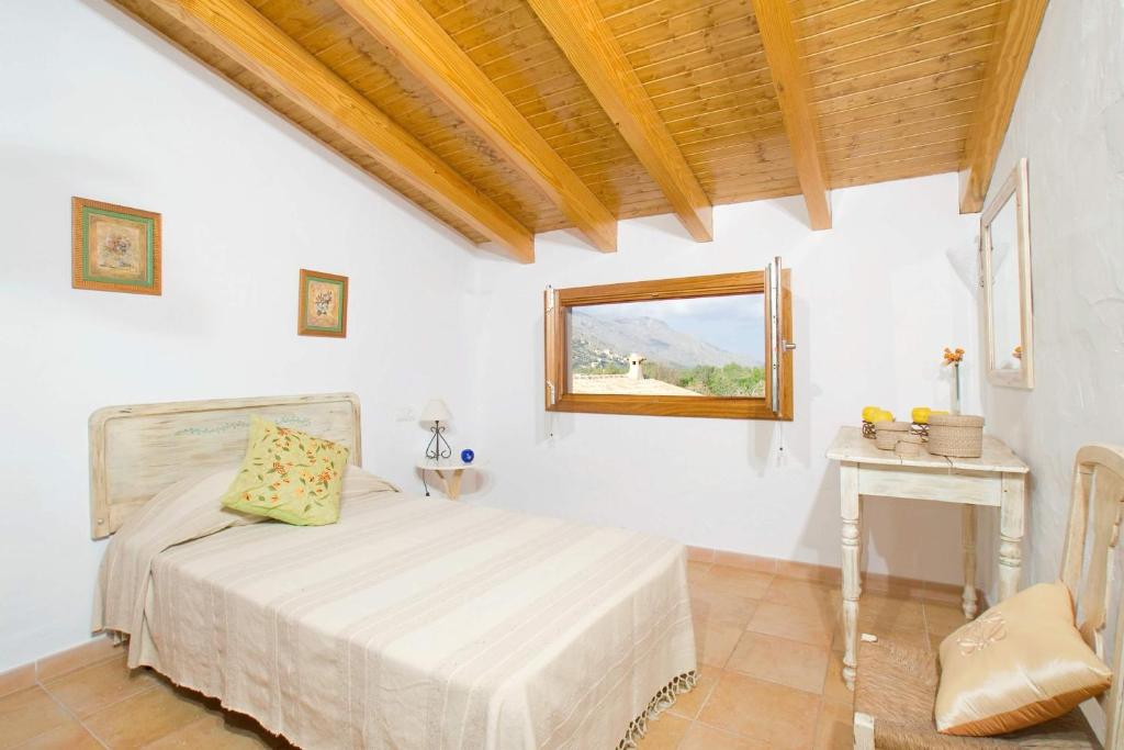 Postel nebo postele na pokoji v ubytování Elegant Pollensa Villa Private Gardens Villa Cal Beato La Font
