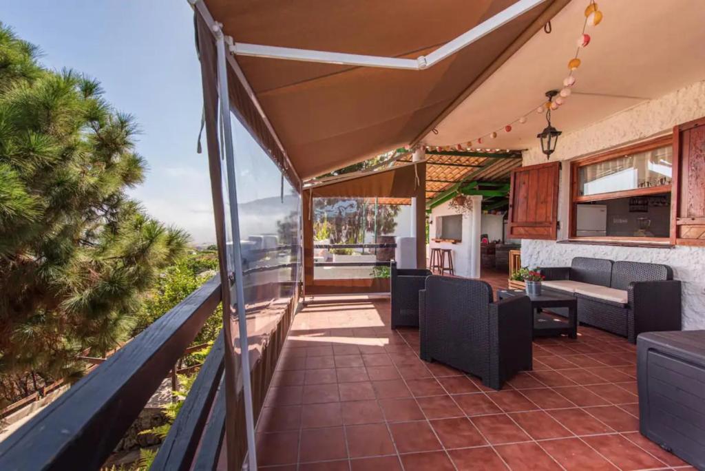 Finca con impresionantes vistas في لوس رياليخوس: فناء في الهواء الطلق مع طاولة وكراسي