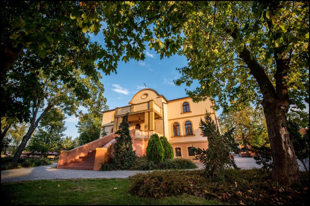 una casa en medio de un parque con árboles en Villa Natura, en Dolsk
