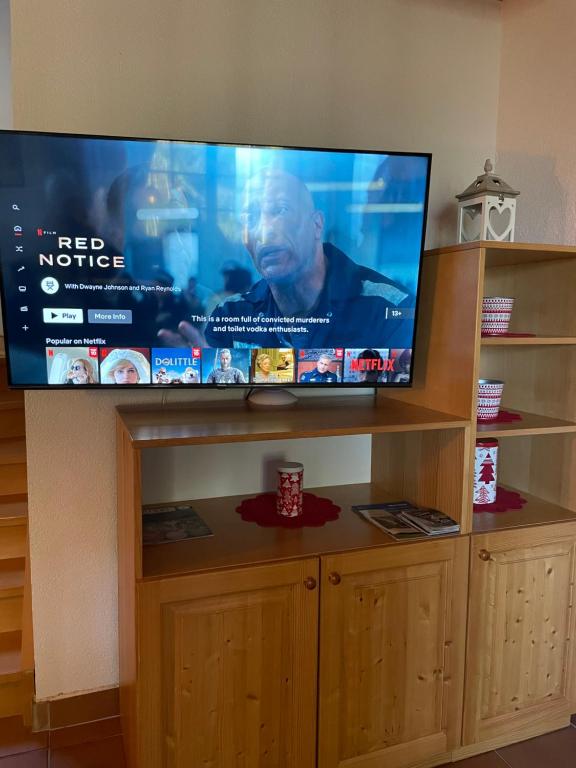 TV a/nebo společenská místnost v ubytování Chalet ANRA Pohorje