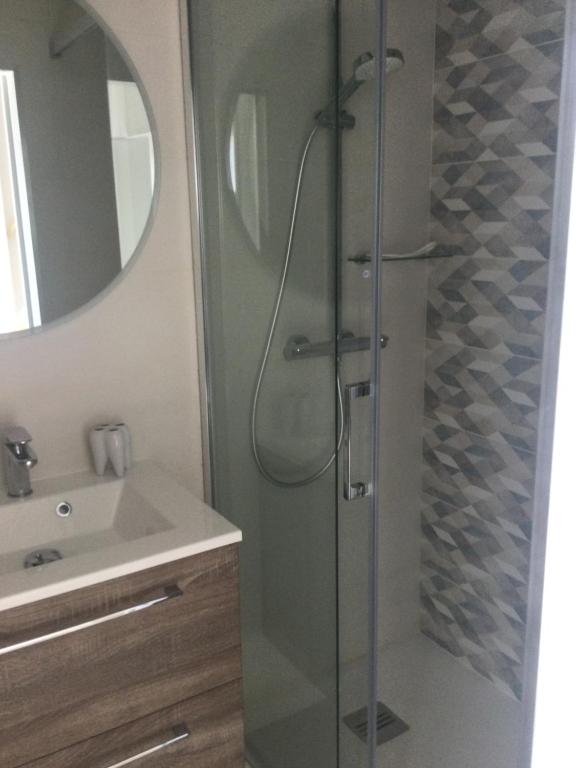 La salle de bains est pourvue d'une douche, d'un lavabo et d'un miroir. dans l'établissement Villa ANOLPA, à Vence