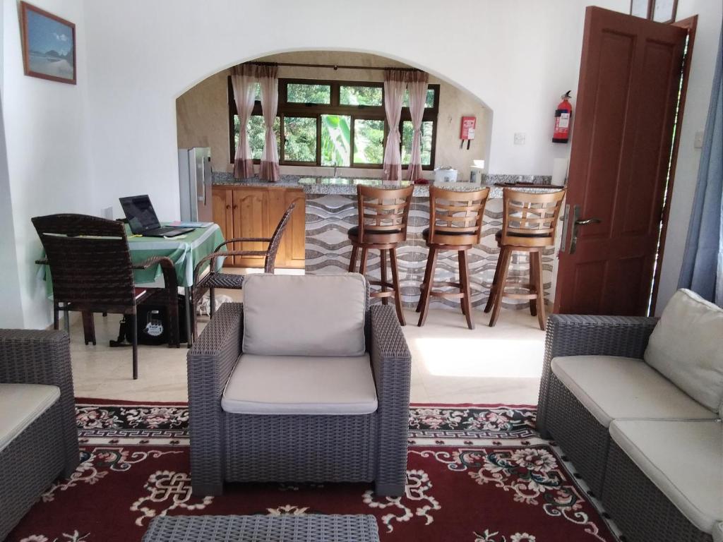 Uma área de estar em Belle Rose Vue guest house